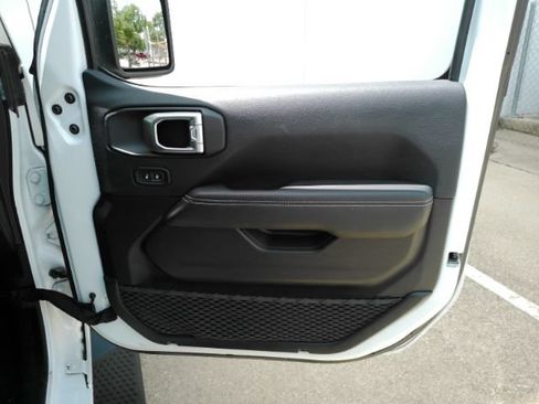 Used 2019 Jeep Wrangler Unlimited Sahara AWD/4WD image 19