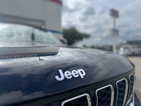 Used 2023 Jeep Grand Cherokee Laredo w/ Luxury Tech Group I AWD/4WD image 11