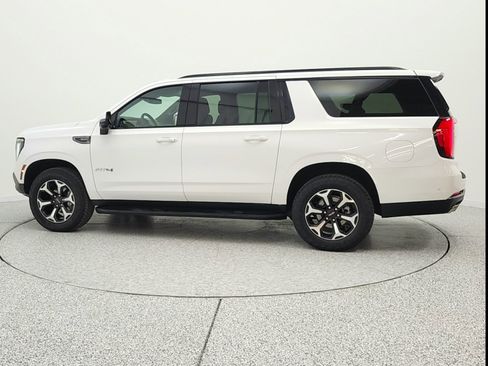Used 2025 GMC Yukon XL AT4 image 8