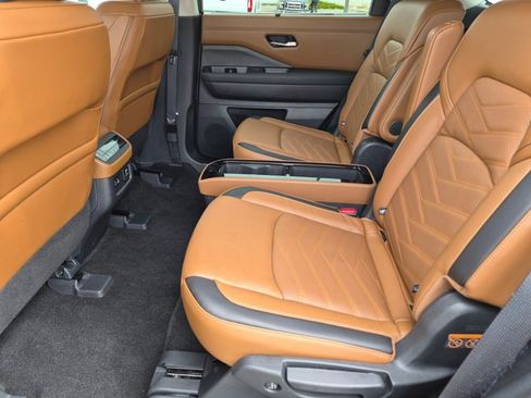 Used 2024 Nissan Pathfinder Platinum AWD/4WD image 19