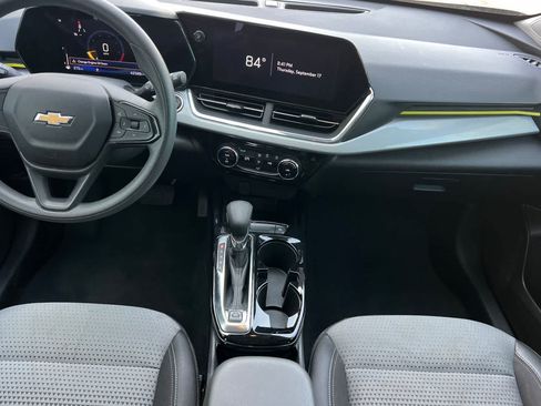 Used 2025 Chevrolet Trax LT FWD image 4