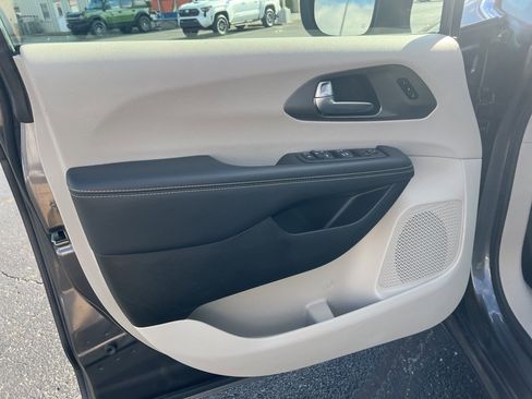 Used 2023 Chrysler Pacifica Touring-L image 22