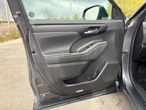 Used 2023 Toyota Highlander XLE AWD/4WD image 10