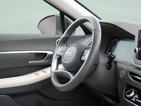 Certified 2023 Hyundai Sonata SEL w/ Convenience Package FWD image 12