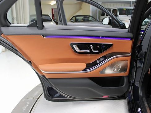 Used 2022 Mercedes-Benz S 500 4MATIC w/ 3D Technology Package image 40