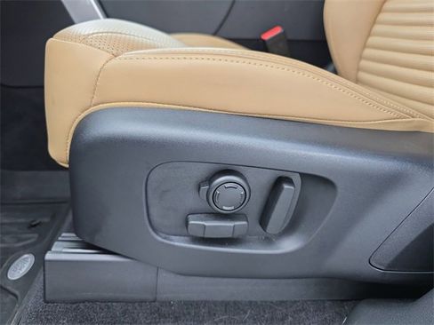 Used 2025 Land Rover Discovery Dynamic SE image 29