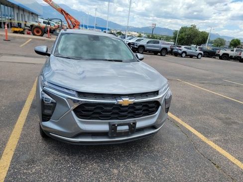 Used 2024 Chevrolet Trax LT w/ Driver Confidence Package FWD image 2