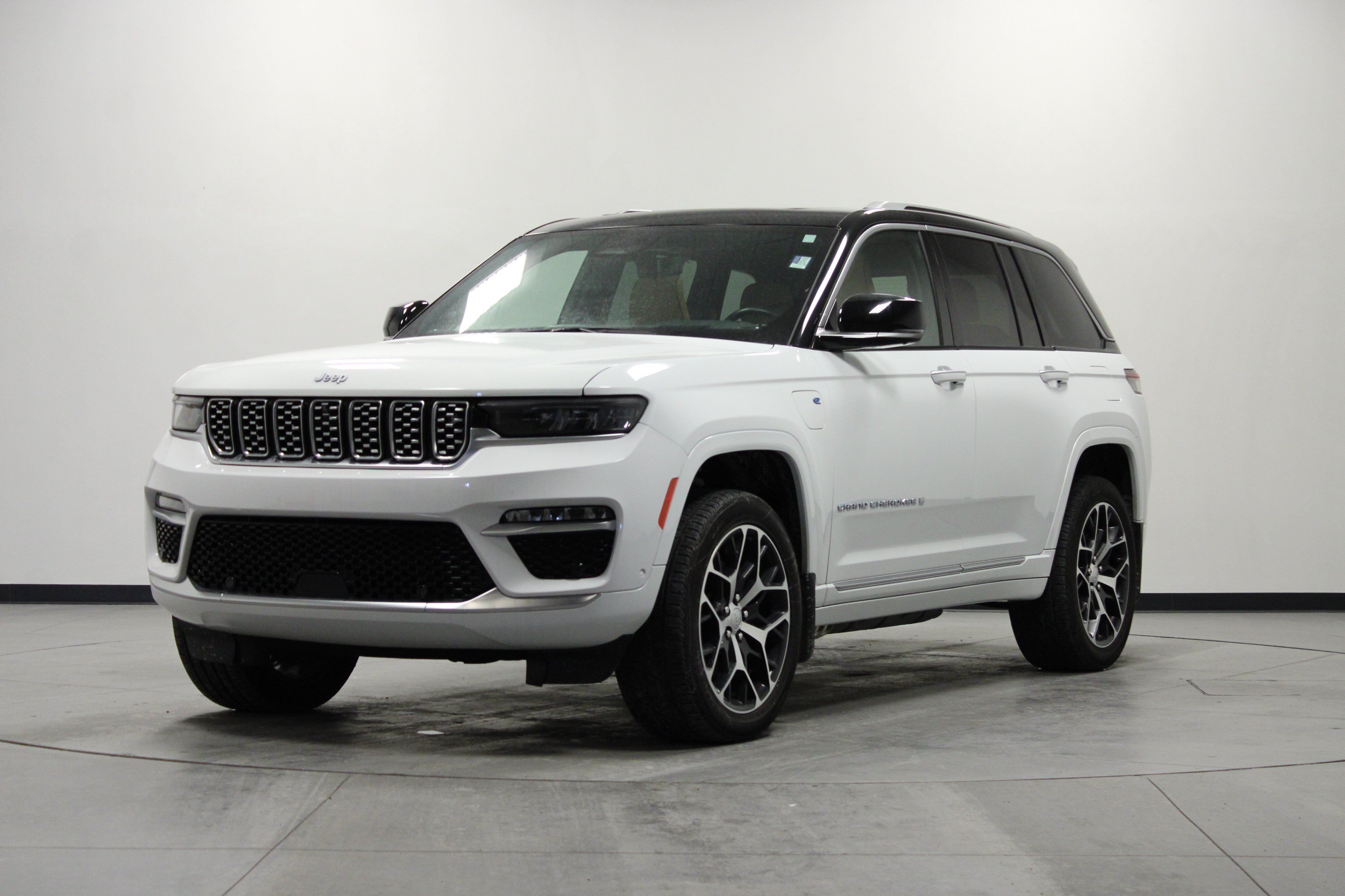 Used 2024 Jeep Grand Cherokee Summit AWD/4WD image 8