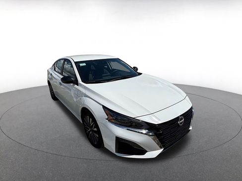 Used 2025 Nissan Altima 2.5 SV image 2