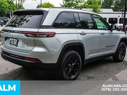 Used 2025 Jeep Grand Cherokee Altitude AWD/4WD image 5