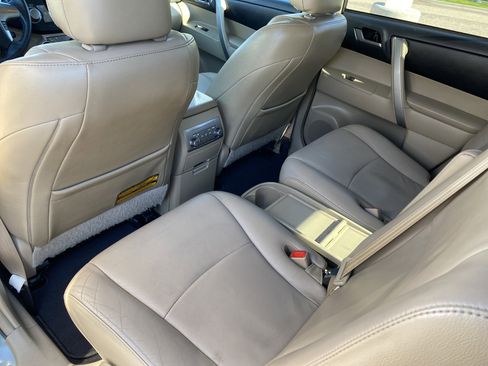 Used 2012 Toyota Highlander SE w/ Tow Pkg image 19