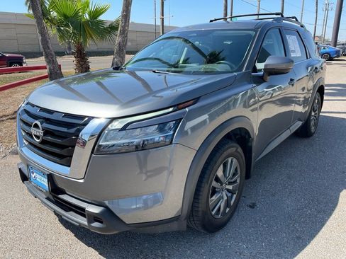 Used 2022 Nissan Pathfinder SV image 3