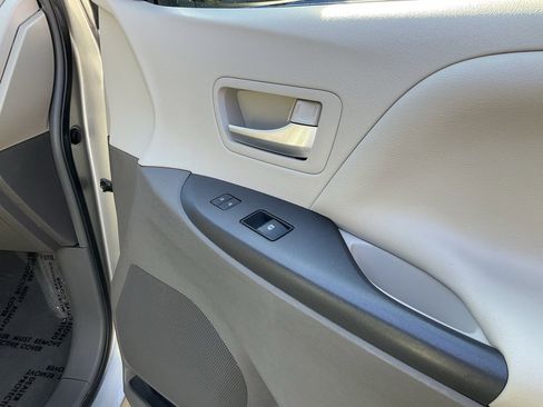 Used 2015 Toyota Sienna LE image 66