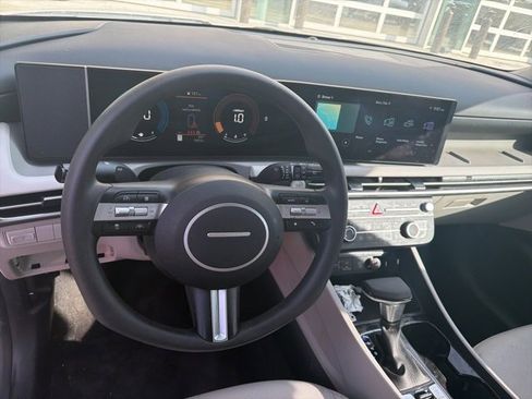 Used 2025 Hyundai Tucson SE image 6