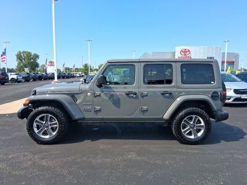 Used 2018 Jeep Wrangler Unlimited Sahara w/ Cold Weather Group AWD/4WD image 10