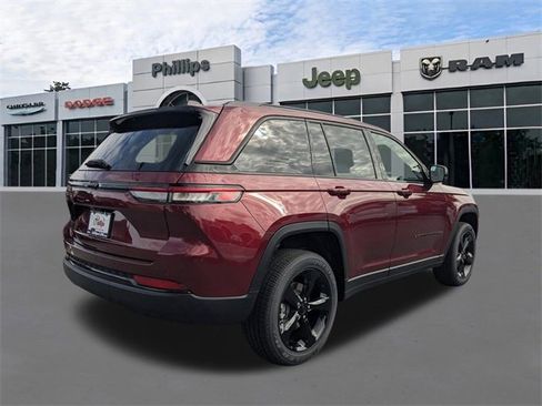 New 2025 Jeep Grand Cherokee Altitude image 4
