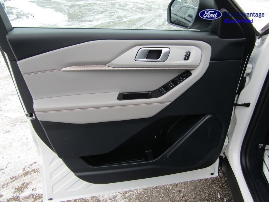 Used 2025 Ford Explorer Active AWD/4WD image 26