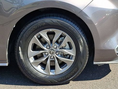 Certified 2024 Toyota Sienna XLE FWD image 8