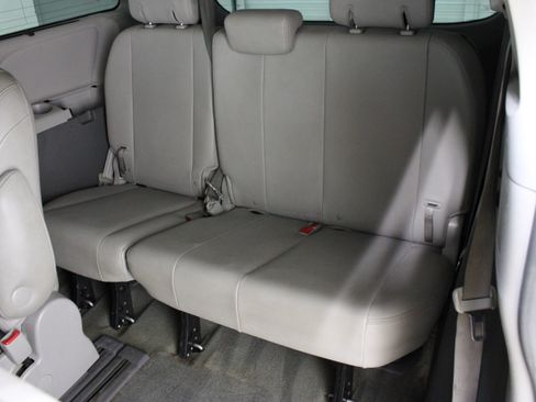 Used 2015 Toyota Sienna XLE Premium FWD image 34