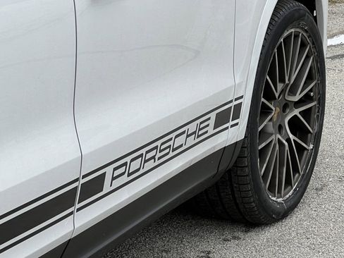 Certified 2022 Porsche Cayenne Platinum Edition image 12