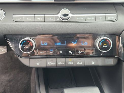 Used 2025 Hyundai Elantra SEL image 18