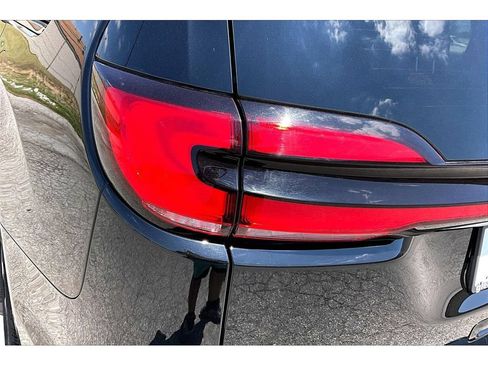 Certified 2025 Chrysler Pacifica Limited FWD image 37