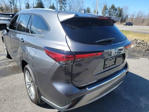 Used 2023 Toyota Highlander Platinum AWD/4WD image 2