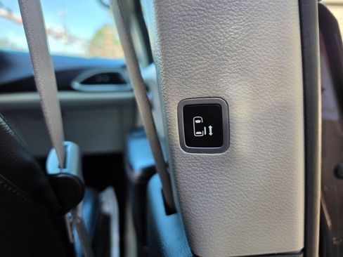 Used 2017 Chrysler Pacifica Touring-L FWD image 41