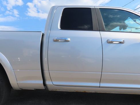 Used 2018 RAM 1500 Laramie RWD image 21