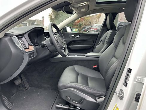 Used 2023 Volvo XC60 B5 Plus image 16