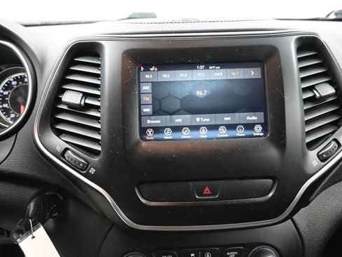 Used 2019 Jeep Cherokee Latitude w/ Cold Weather Group image 23