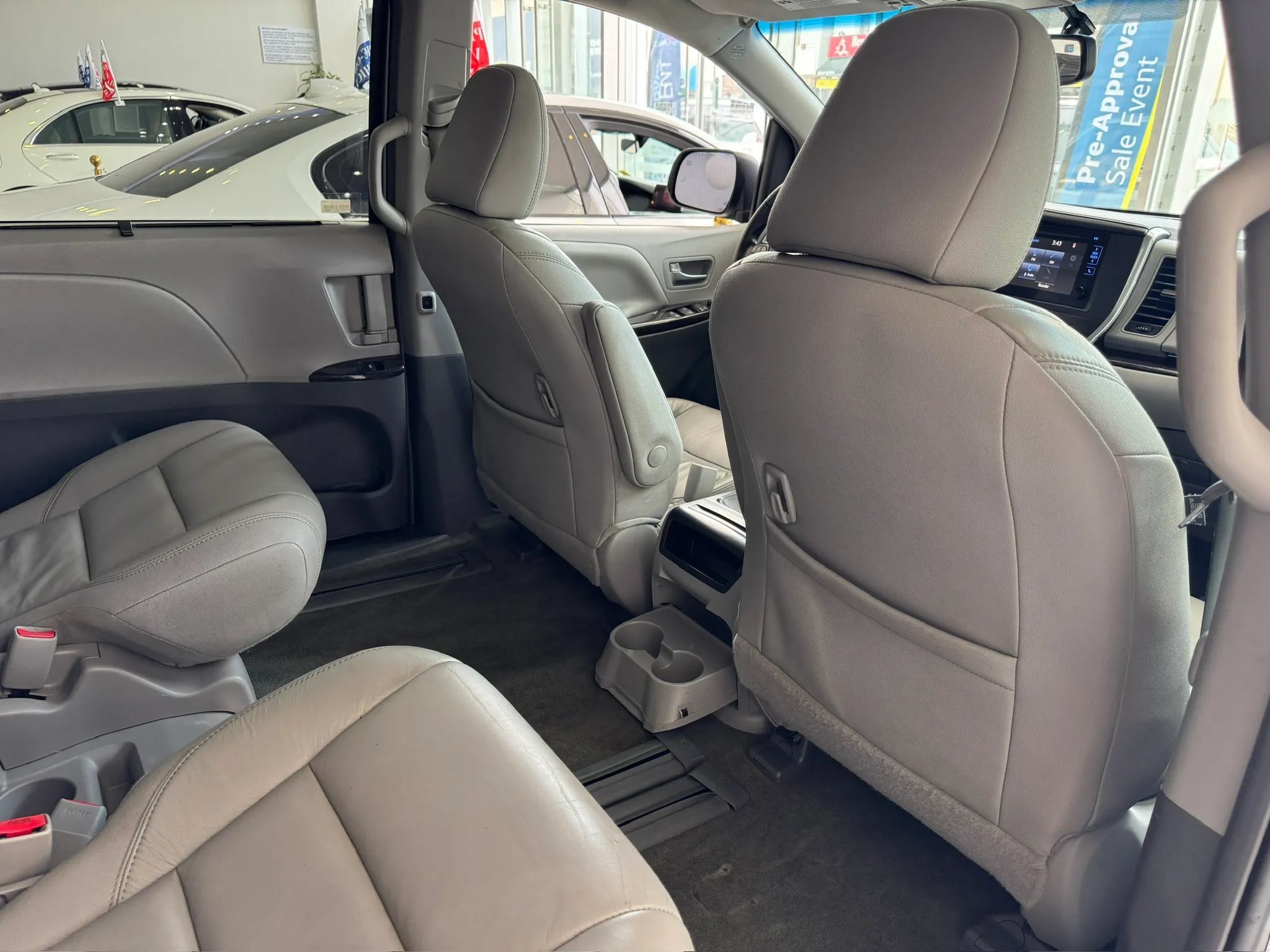 Used 2016 Toyota Sienna XLE FWD image 28