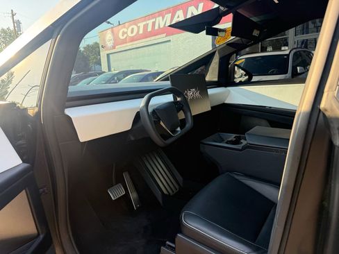 Used 2024 Tesla Cybertruck AWD Crew Cab image 13