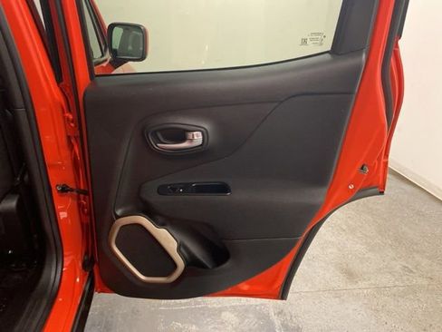 Used 2017 Jeep Renegade Latitude w/ Cold Weather Group image 26