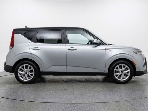 Used 2025 Kia Soul LX w/ LX Technology Package FWD image 11