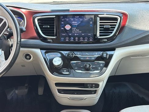 Used 2018 Chrysler Pacifica Limited w/ Tire & Wheel Group FWD image 6