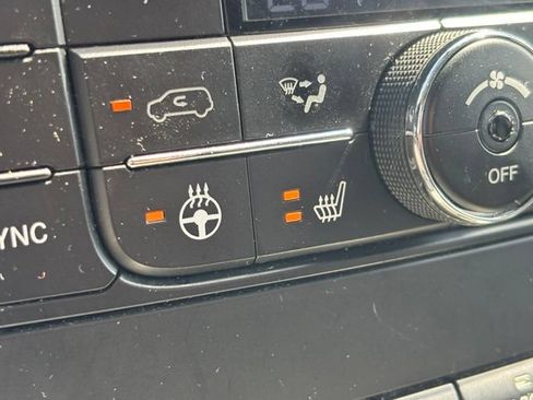 Used 2014 Chrysler Town & Country Touring-L FWD image 28