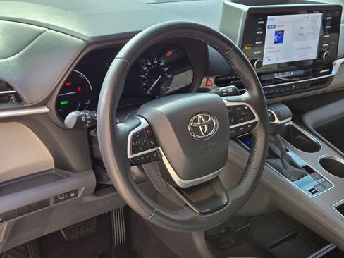 Used 2022 Toyota Sienna XLE image 24