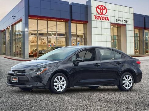 Used 2024 Toyota Corolla LE FWD image 2