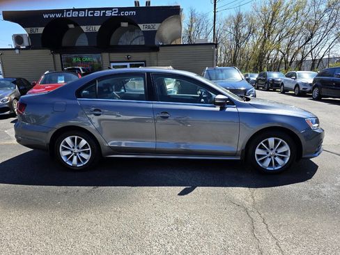 Used 2016 Volkswagen Jetta SE image 2