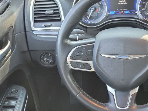 Used 2022 Chrysler 300 Touring L image 12