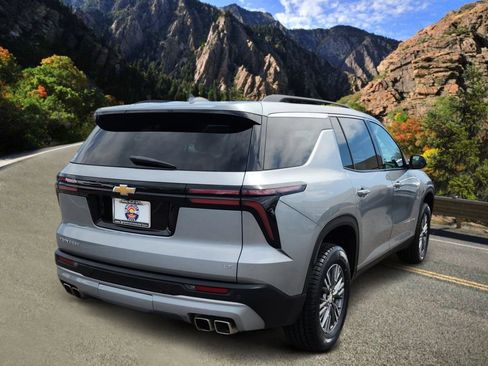 Used 2024 Chevrolet Traverse LT FWD image 3