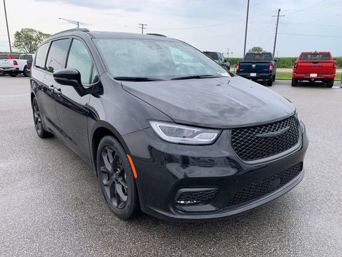 Used 2025 Chrysler Pacifica Limited FWD image 14
