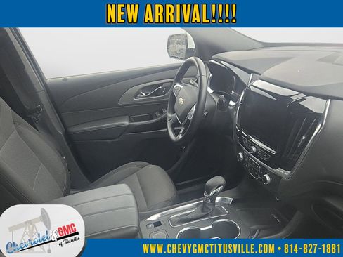 Used 2023 Chevrolet Traverse LT image 3