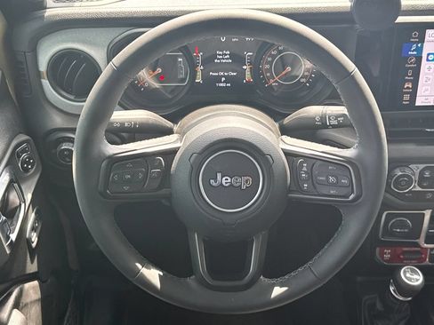 Used 2025 Jeep Gladiator Sport AWD/4WD image 23