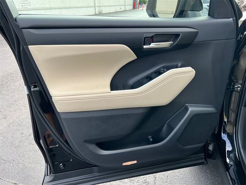 New 2025 Toyota Highlander XLE image 10