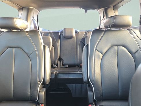 Used 2025 Chrysler Pacifica Limited FWD image 21