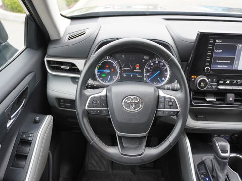 Used 2022 Toyota Highlander XLE image 17