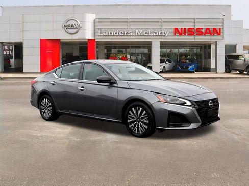 Used 2024 Nissan Altima 2.5 SV image 1