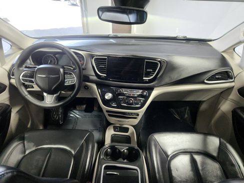 Used 2023 Chrysler Pacifica Touring-L image 15